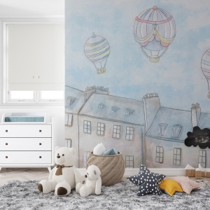 Fototapeta w delikatnych kolorach z balonami latającymi nad wysokimi kamienicami Balony Nad Miastem - główne zdjęcie produktu
